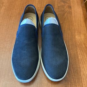 1901  NAVY BLUE SLIP ON MEN’S SIZE 14